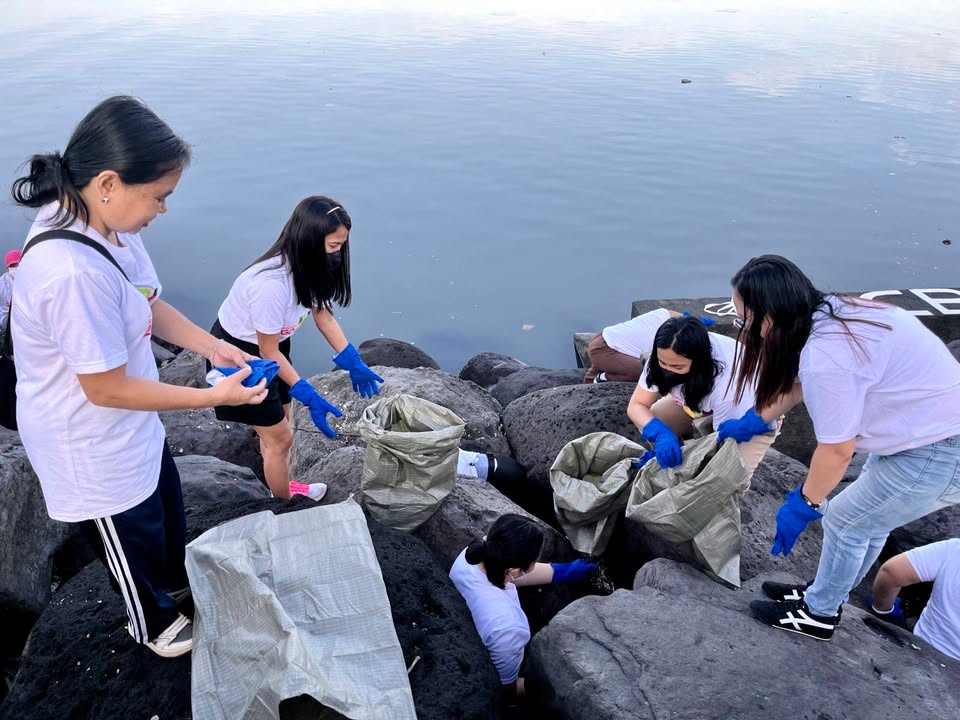 2GO employee-volunteers join annual International Coastal Cleanup photo