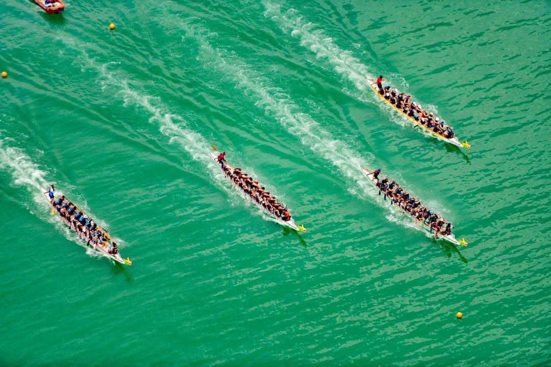 Paddles, power, and teamwork take center stage as more than 1,000 paddlers jo… photo