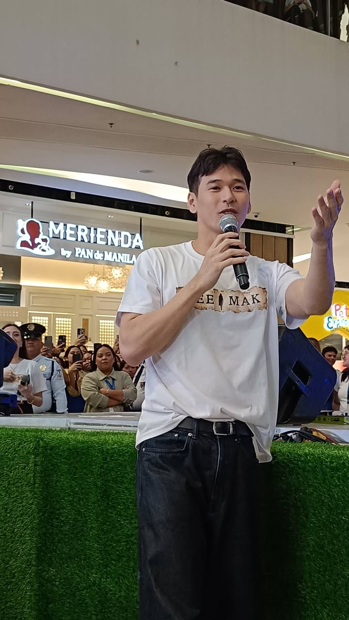 Wilbert Ross is here at the SM Seaside City Cebu for the Pee Mak mall show and… photo